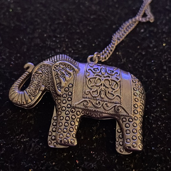 Elephant bundle! White with metal and diamond (fake), silver with designs 🐘 - Picture 3 of 5